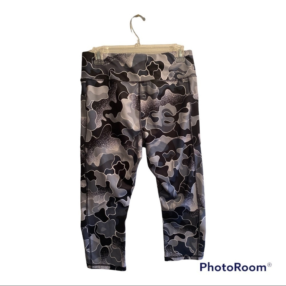 Avia Activewear Gray, Capri Camo Leggings, Size 12-14, Black & White